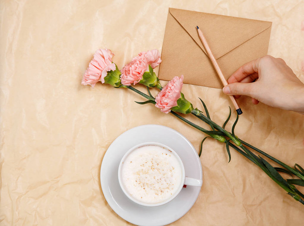 Na filiżankę kawy, kwiaty i koperty - Zdjęcie, obraz