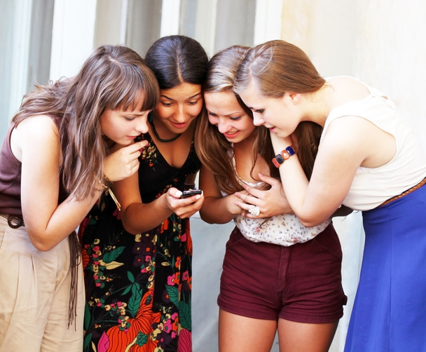 Красиві студентки дивляться повідомлення на мобільний телефон
 - Фото, зображення