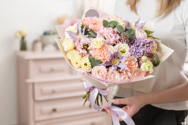 Bouquet von zarter Pastellfarbe. schöner luxuriöser Strauß gemischter Blumen in Frauenhand. die Arbeit der Floristin in einem Blumenladen. - Foto, Bild