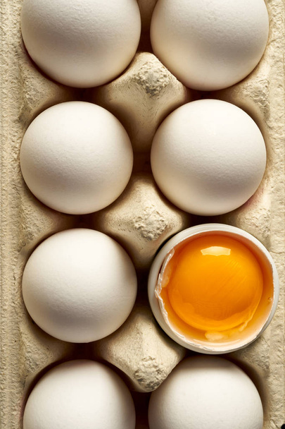  Αυγά κότας με λευκά κοχύλια σε συσκευασία χαρτοκιβωτίων, το top view, γκρο πλαν  - Φωτογραφία, εικόνα