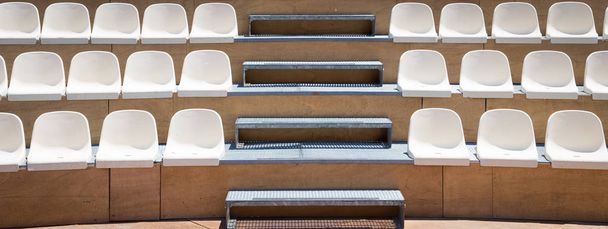 Sitzreihen aus Kunststoff - Foto, Bild