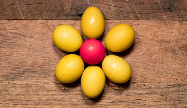 Шаблон раскрашенных яиц на деревянном столе на Пасху
 - Фото, изображение