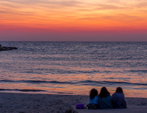 Три друга смотрят на восход солнца
 - Фото, изображение