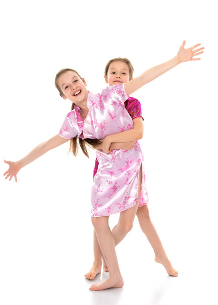 女の子が中国のナショナル ドレスの姉妹. - 写真・画像