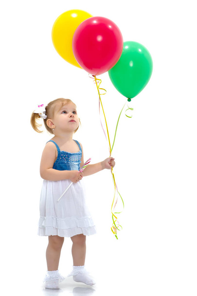 Little girl is playing with a balloon - Fotoğraf, Görsel