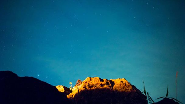 タイムラプス - 新しい日で美しい青い夜の天の川、黄道光山星川。ビデオ。時間の経過、夜空と石湖。星空天の川銀河石川 - 写真・画像