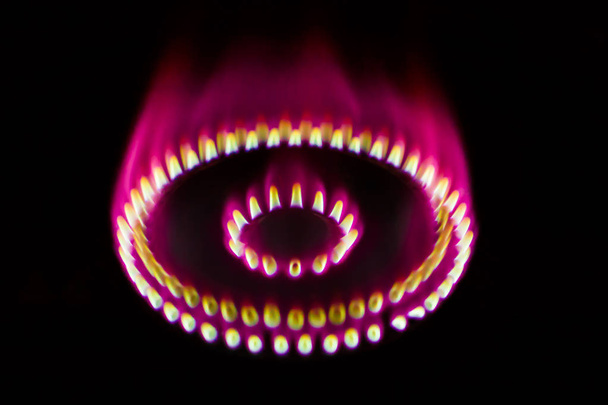 Горящий газовый горелка в темноте размытие
 - Фото, изображение