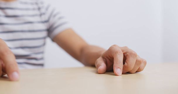Ενήλικος άνθρωπος χέρι δάχτυλο πατώντας στο τραπέζι  - Φωτογραφία, εικόνα