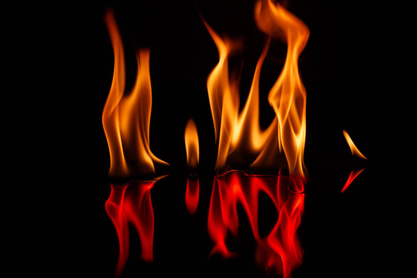 Tűz a lángok a fekete háttér életlenítés - Fotó, kép