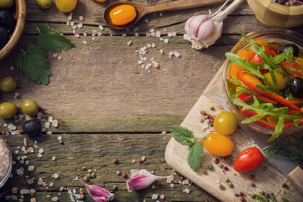 vegetables and olives on old wooden background - Foto, afbeelding