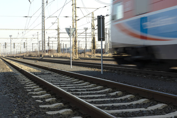 Eisenbahnen und Strommasten am Bahnhof - Foto, Bild