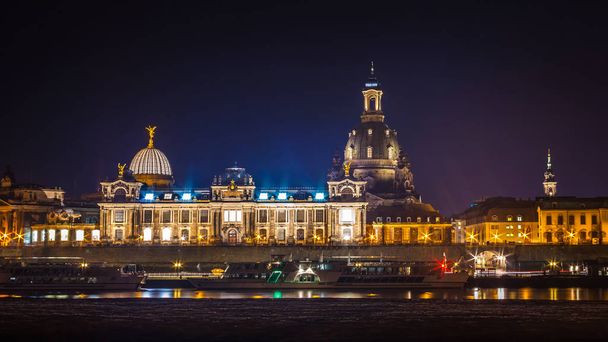 Pięknej nocy widok na miasto i refleksje w Elbe riv - Zdjęcie, obraz