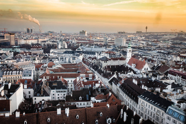 Wien auringonlaskun aikaan, ilmakuva kaupungin yläpuolelta
 - Valokuva, kuva