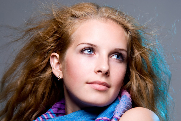 Close-up portrait of a young woman who dreams - Foto, imagen