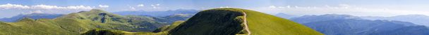 Panorama des collines verdoyantes dans les montagnes d'été avec route de gravier pour
 - Photo, image