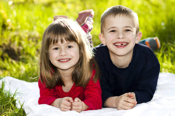 Portrait de petits enfants souriants heureux garçon et fille sur ensoleillé
  - Photo, image