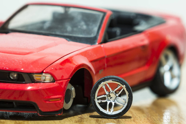 Close-up da visão traseira do carro de brinquedo vermelho após acidente rodoviário
 - Foto, Imagem