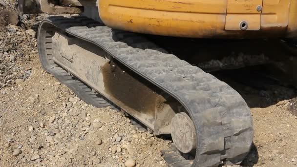 El martillo neumático está rompiendo pilares reforzados para nivelarlos.La excavadora está rompiendo y eliminando el exceso de hormigón de los pilares a la base de cimentación nivelada
. - Imágenes, Vídeo