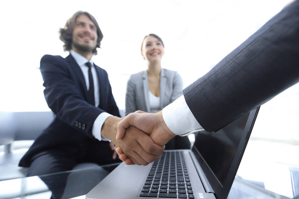 Dois empresários confiança apertando as mãos close-up
 - Foto, Imagem