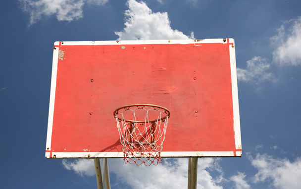 Açık Basketbol çember ile mavi gökyüzü ve bulutlar - Fotoğraf, Görsel