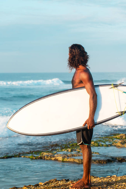 Surfař na útesu - Fotografie, Obrázek