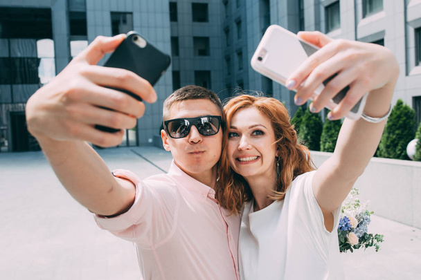 romantic meeting a newlyweds couple in a megapolis - Foto, afbeelding