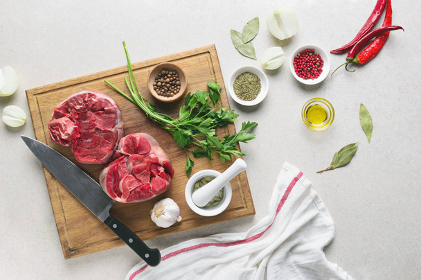 Ragoût de boeuf ingrédients sur une table de cuisine, arrière-plan culinaire
 - Photo, image