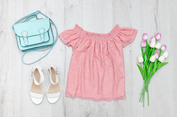 Розовая блузка, белые туфли, сумка и букет тюльпанов
 - Фото, изображение