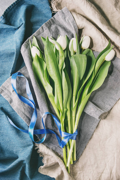 White tulips over grey - Φωτογραφία, εικόνα