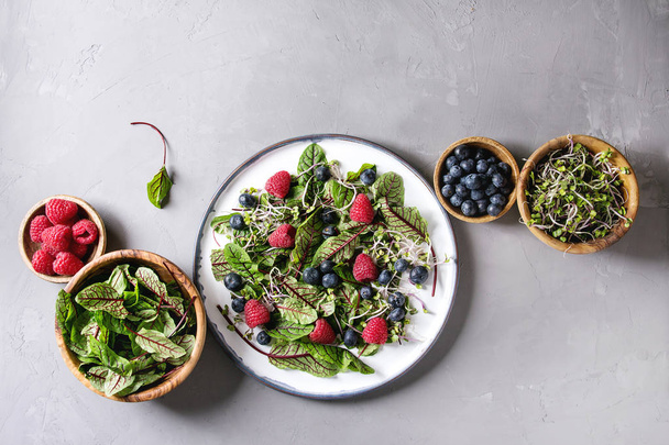 Green salad with berries - Fotografie, Obrázek