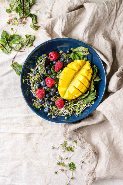 Green salad with berries - Fotografie, Obrázek