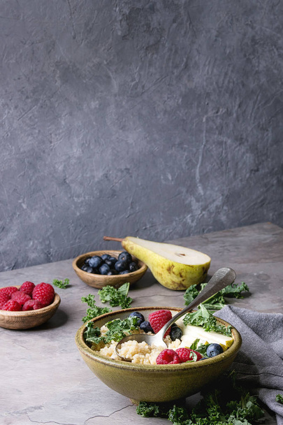 Quinoa porrige with kale - Foto, Imagem
