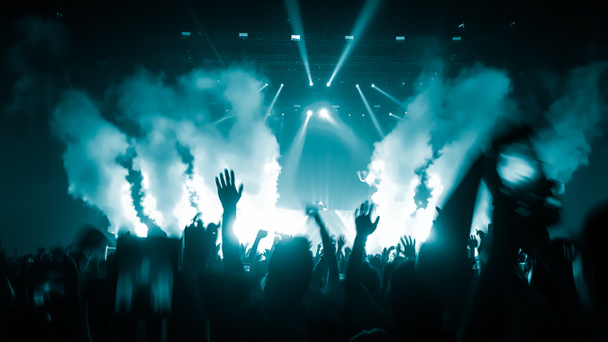 Счастливые люди танцуют в ночном клубе Party Concert - Фото, изображение