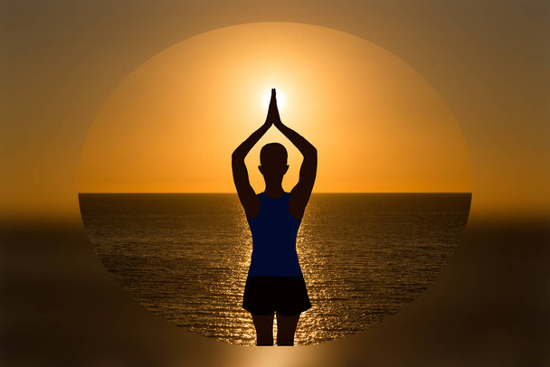 Дівчина практикує йогу на заході сонця
 - Фото, зображення