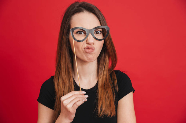 Retrato de una chica divertida haciendo muecas con anteojos falsos
 - Foto, Imagen