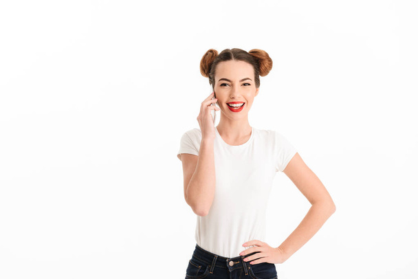 Portrait of a cheerful casual girl talking on mobile phone - Foto, afbeelding
