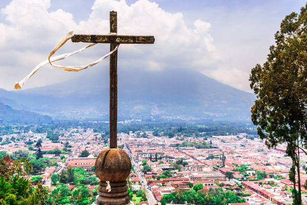 Антигуа и вулкан Акатенанго из Серро-де-ла-Крус в Гватемале
 - Фото, изображение
