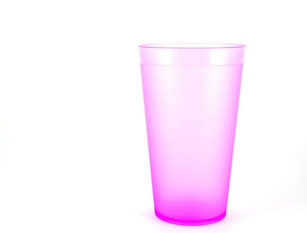 Рожева пластикова чашка над білим
 - Фото, зображення
