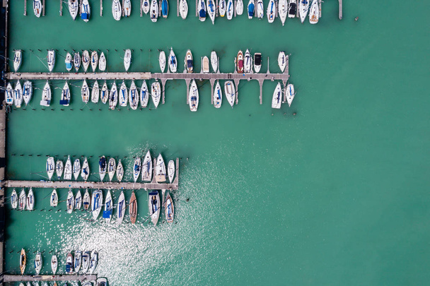 Вид с воздуха на лодки - Фото, изображение