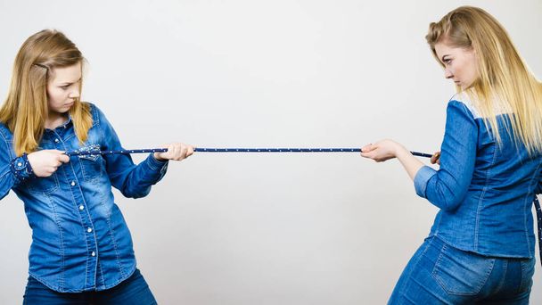 Two women having argue pulling rope - Foto, Imagem