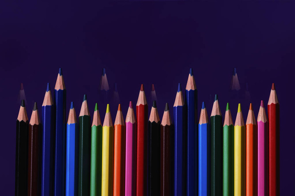 Veelkleurige potloden voor de tekening close-up, een symbool van creativit - Foto, afbeelding