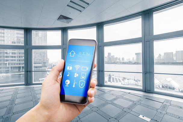 Smartphone met slimme thuis en moderne kantoren - Foto, afbeelding