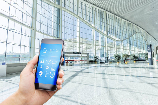 smartfon z inteligentnego domu i nowoczesne Lotnisko hall - Zdjęcie, obraz