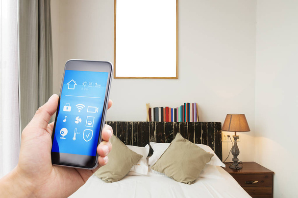 Smartphone met slimme huis en moderne slaapkamer - Foto, afbeelding