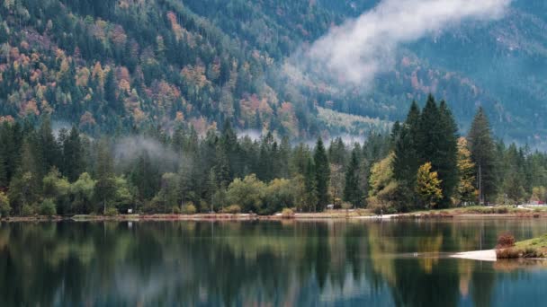 Maravillosa mañana de otoño del lago Hintersee de los Alpes bávaros en la frontera austriaca, Alemania, Europa
 - Metraje, vídeo