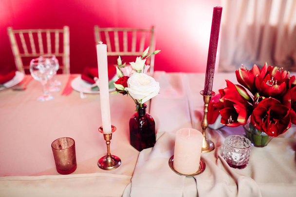 Декорована територія в золотих і бордових кольорах з білими свічками і квітами
 - Фото, зображення