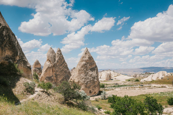 Hills Kapadokya'nın güzel manzarasına. Bir Türkiye manzaraları. Turizm, seyahat, güzel manzaralar, doğa. - Fotoğraf, Görsel