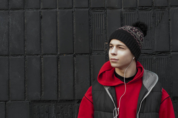 Молодий чоловік з навушниками слухає музику
 - Фото, зображення