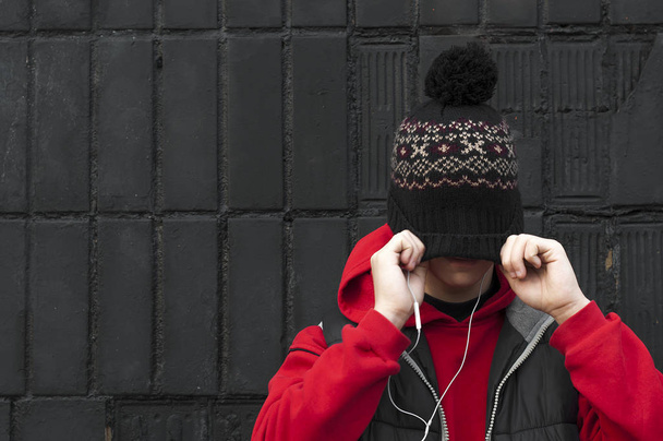 jeune homme dans un chapeau écoutant de la musique
 - Photo, image