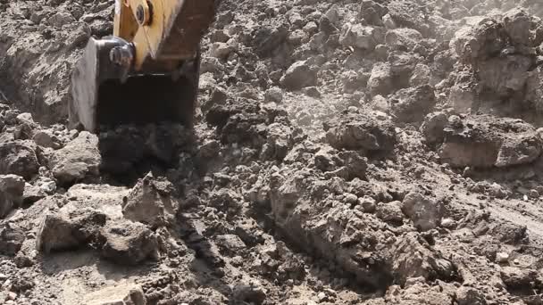 Excavatrice creuse un fossé.Vue ci-dessus sur tracteur rétrocaveuse qui travaille sur un chantier de construction, creuser une tranchée
. - Séquence, vidéo